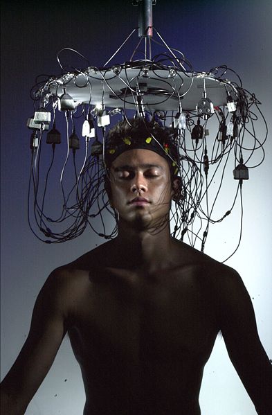 Musical_brainwave_performance_at_deconism_gallery